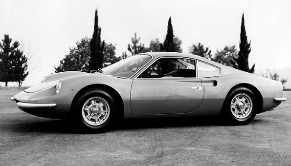 Dino 208 GT4: コンパクトにまとめられた最高のエンジン
