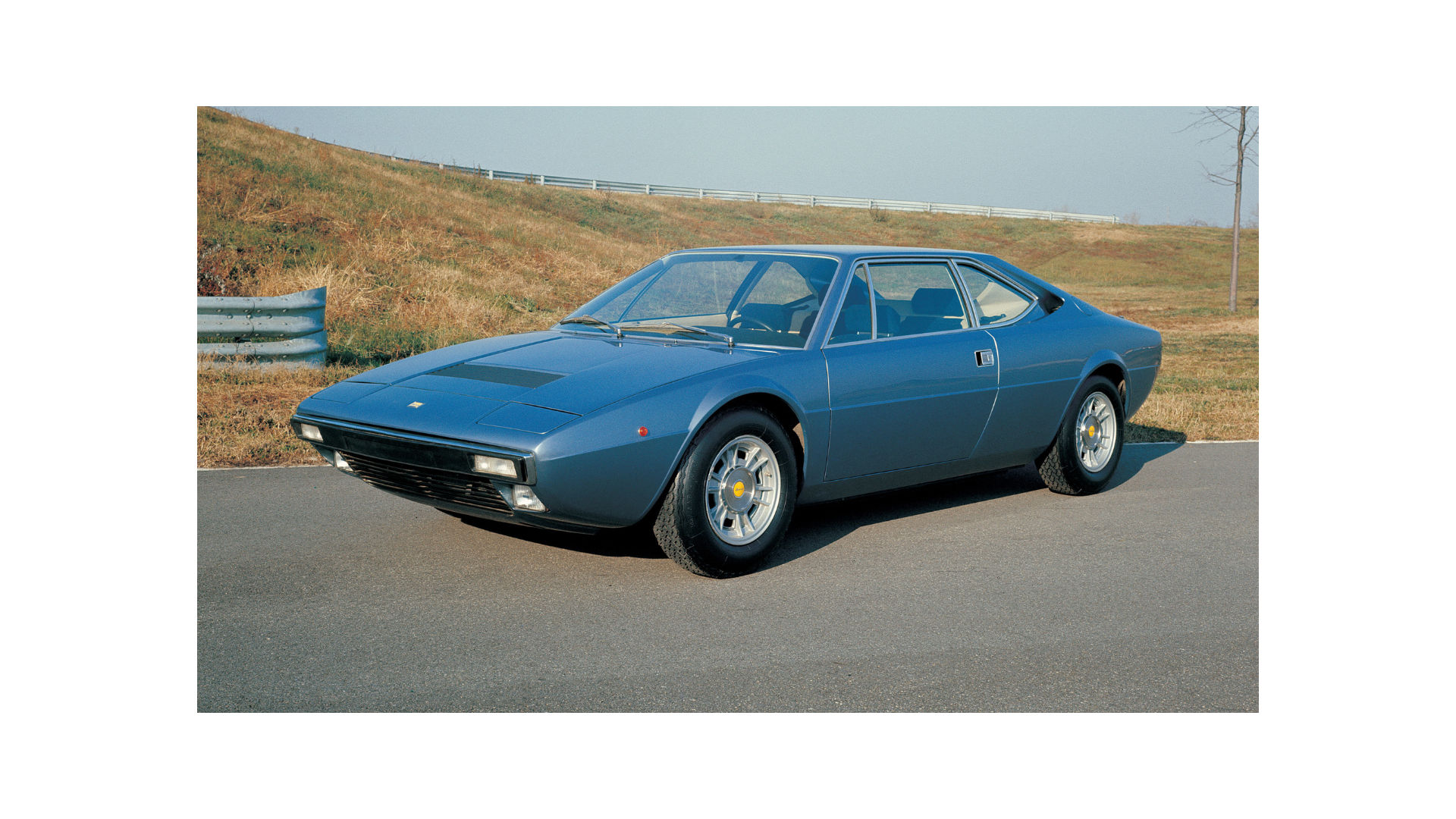 FERRARI DINO The Complete Storyフェラーリディーノ Dino 208 GT4: コンパクトにまとめられた最高のエンジン